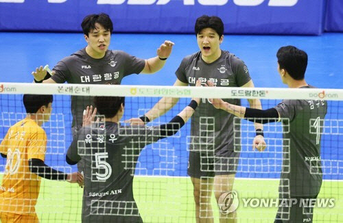 13일 경기도 수원실내체육관에서 열린 프로배구 V리그 남자부 한국전력 빅스톰과 대한항공 점보스의 경기. 득점에 성공한 대한항공 선수들이 기뻐하고 있다. <수원=연합뉴스>